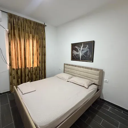 Vakantiehuis Spacious House With Garden, Terrace And Parking