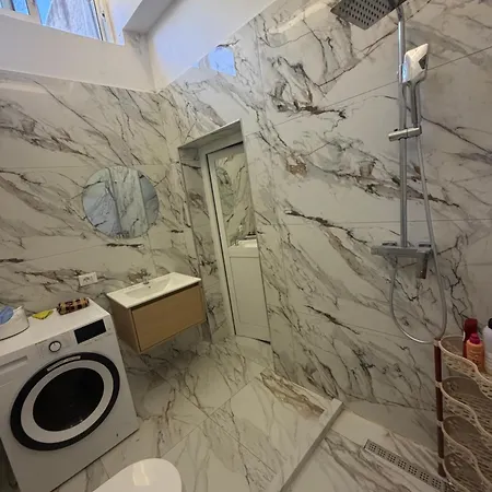 Spacious House With Garden, Terrace And Parking Vakantiehuis Vlorë