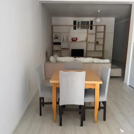 Vakantiehuis Spacious House With Garden, Terrace And Parking